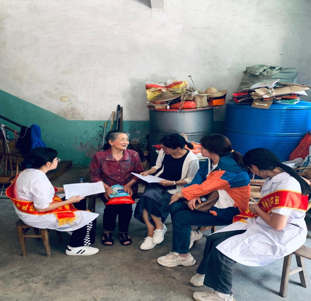 关爱“一老一小”,守护“朝夕美好”——<a href=http://www.555edu.net/school-468/ target=_blank class=infotextkey>福清卫生学校</a>暑期三下乡社会实践活动