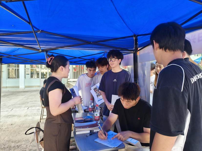 招聘会2