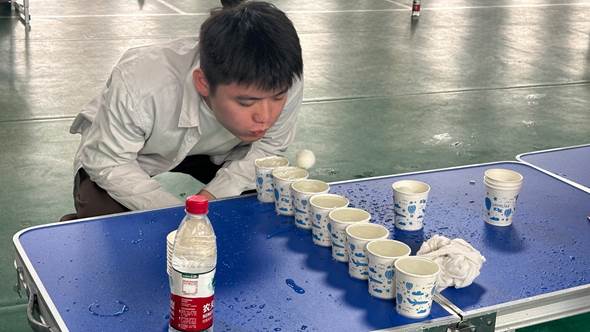 男人在水里 描述已自动生成