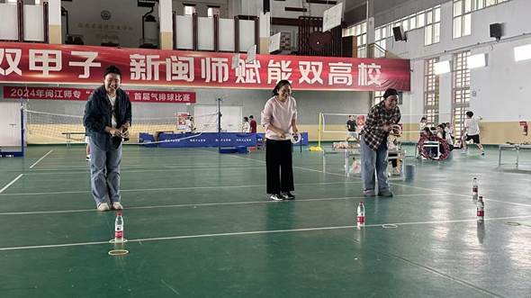 图片包含 建筑, 水, 男人, 播放 描述已自动生成