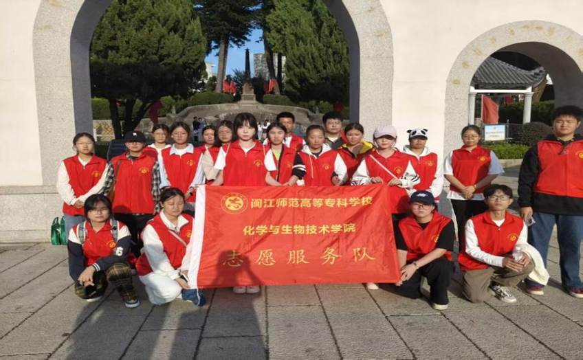 一群人站在建筑前 AI 生成的内容可能不正确。