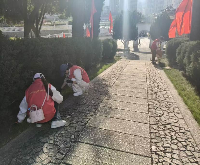 小孩在街道上 AI 生成的内容可能不正确。