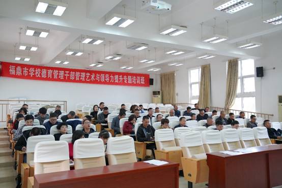 会议室里的人们描述已自动生成 会议室里的人们描述已自动生成