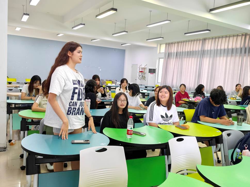 会议室里的人们 AI 生成的内容可能不正确。