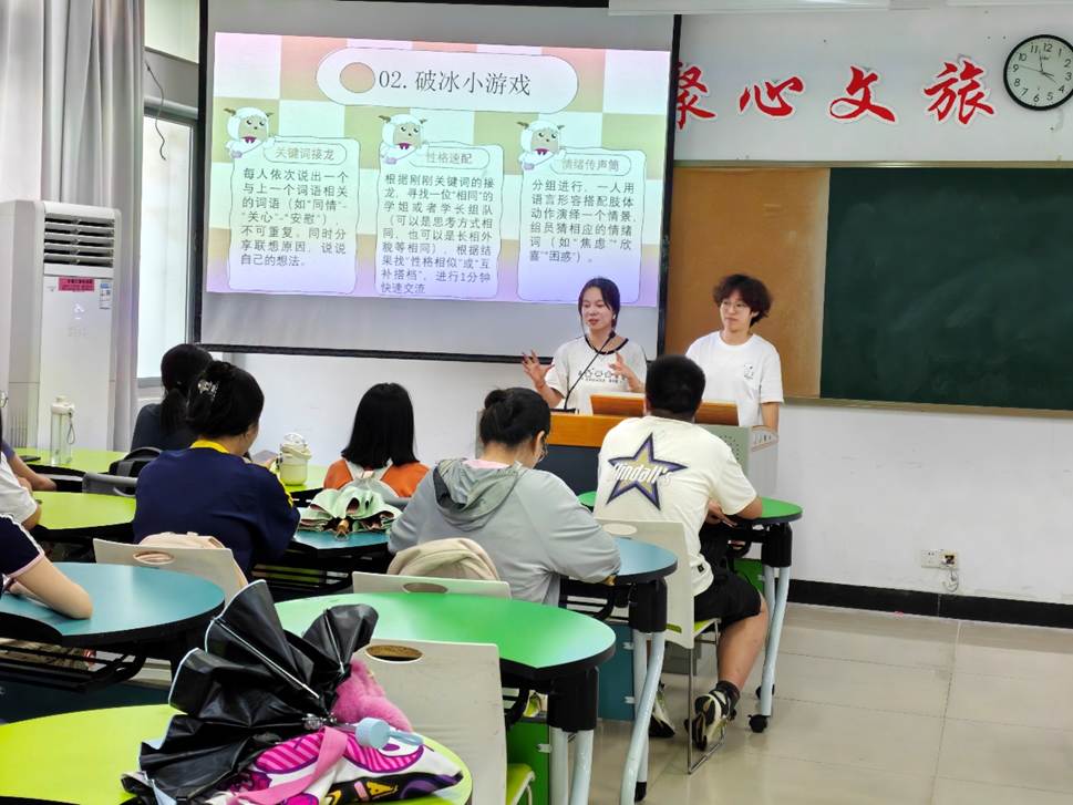 一群人坐在桌子前 AI 生成的内容可能不正确。