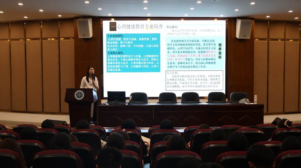 图片包含 建筑, 房间, 充满, 会议室 AI 生成的内容可能不正确。 图片包含 建筑, 房间, 充满, 会议室 AI 生成的内容可能不正确。