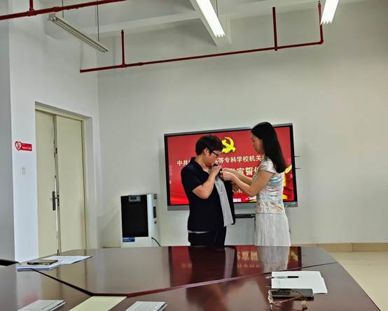 图片包含 室内, 桌子, 房间, 男人 描述已自动生成