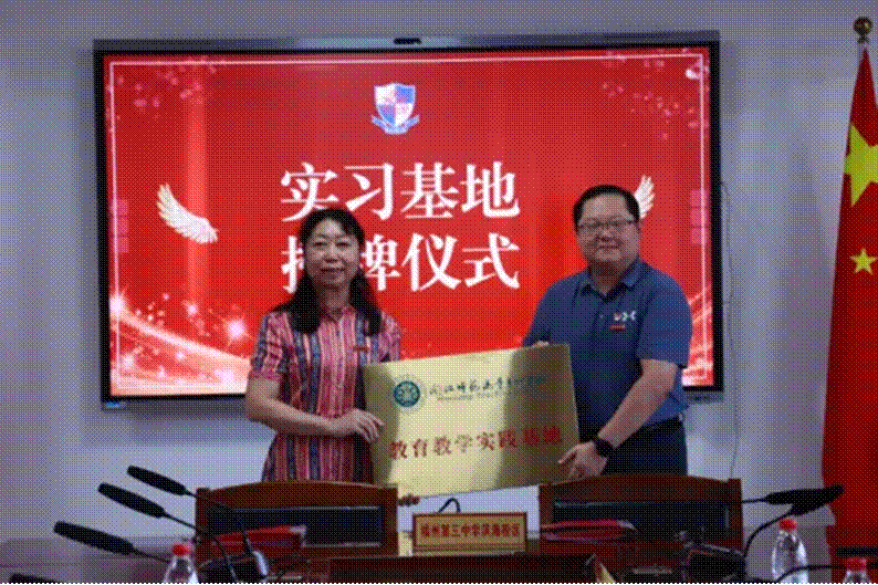 桌子上有男人的照片上写着字 低可信度描述已自动生成 桌子上有男人的照片上写着字 低可信度描述已自动生成