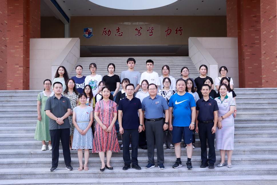 一群人站在一起合影 描述已自动生成 一群人站在一起合影 描述已自动生成