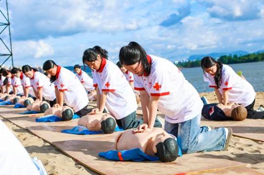 6闽江师专学医护学院学子闪耀福州市红十字水上应急救援救护综合演练-心肺复苏技能展示(胸外按压)