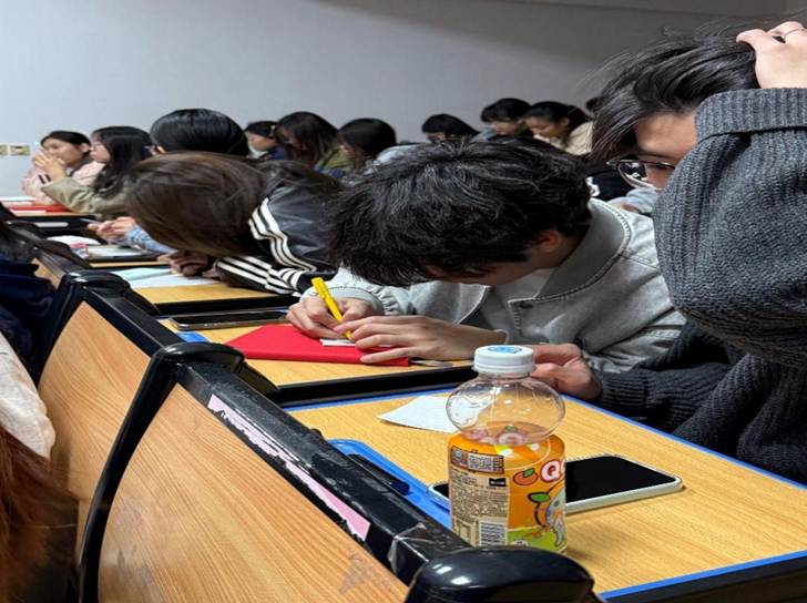 图片包含 人, 室内, 桌子, 小 AI 生成的内容可能不正确。