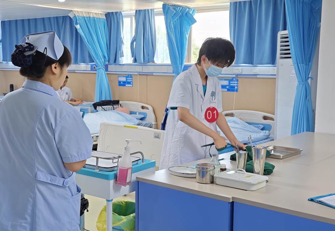 学生进行无菌操作