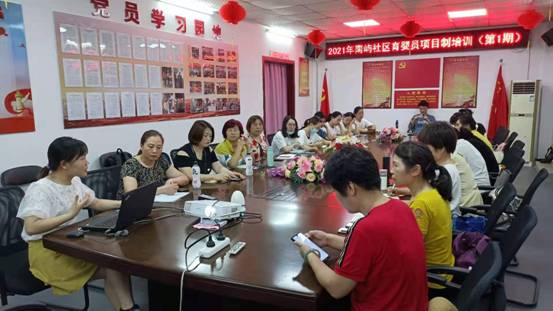 一群人在餐厅的桌子前描述已自动生成 一群人在餐厅的桌子前描述已自动生成