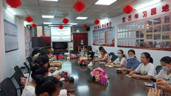 一群人在餐厅里描述已自动生成 一群人在餐厅里描述已自动生成