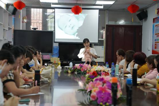 一群人在餐厅中度可信度描述已自动生成 一群人在餐厅中度可信度描述已自动生成