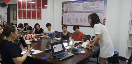 一群人坐在桌子前描述已自动生成 一群人坐在桌子前描述已自动生成