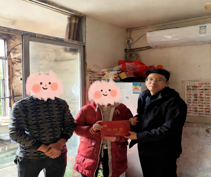 图片包含 人, 室内, 站, 男人 AI 生成的内容可能不正确。