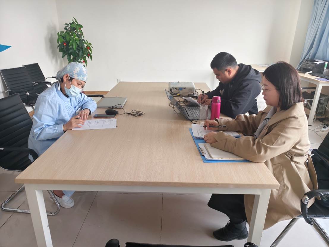 一些人在桌子上 AI 生成的内容可能不正确。