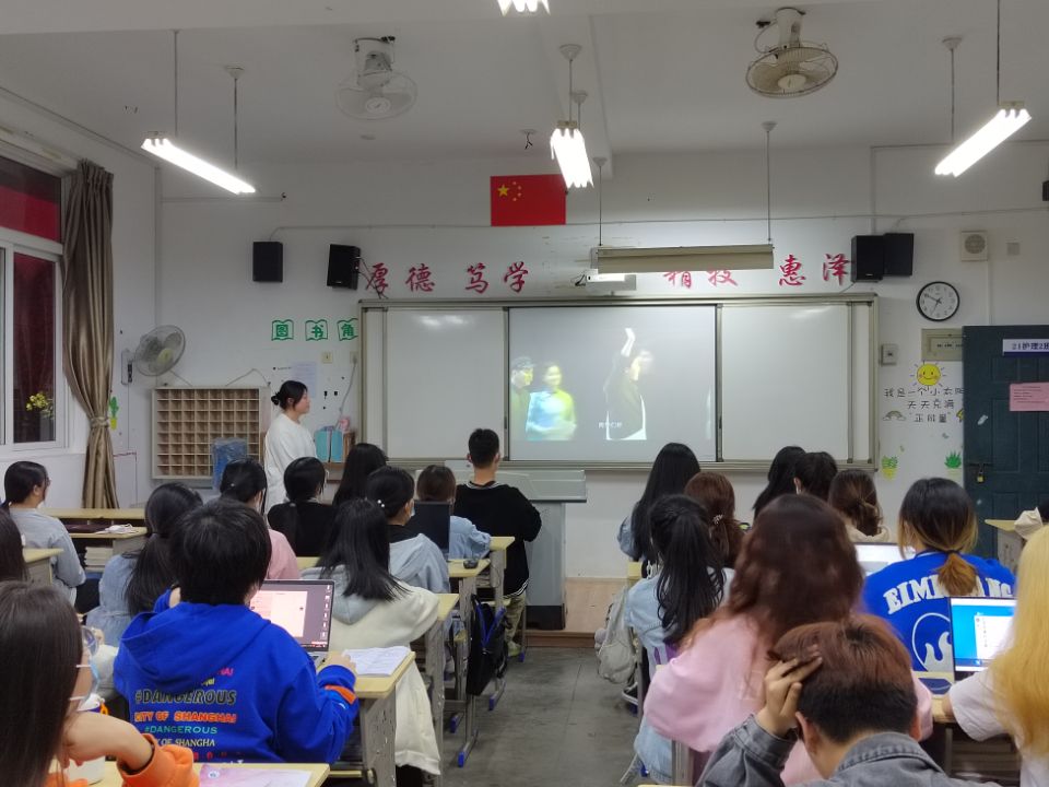 21护理2班 (5).jpg 21护理2班 (5).jpg