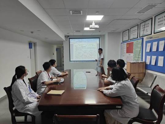 陈铭在中国人民解放军联勤保障部队第九〇〇医院临床实践时张勇副主任带领组内医生进行疑难病例研讨