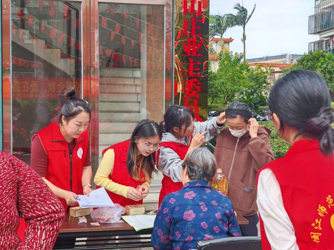 一群小孩在桌子上 AI 生成的内容可能不正确。