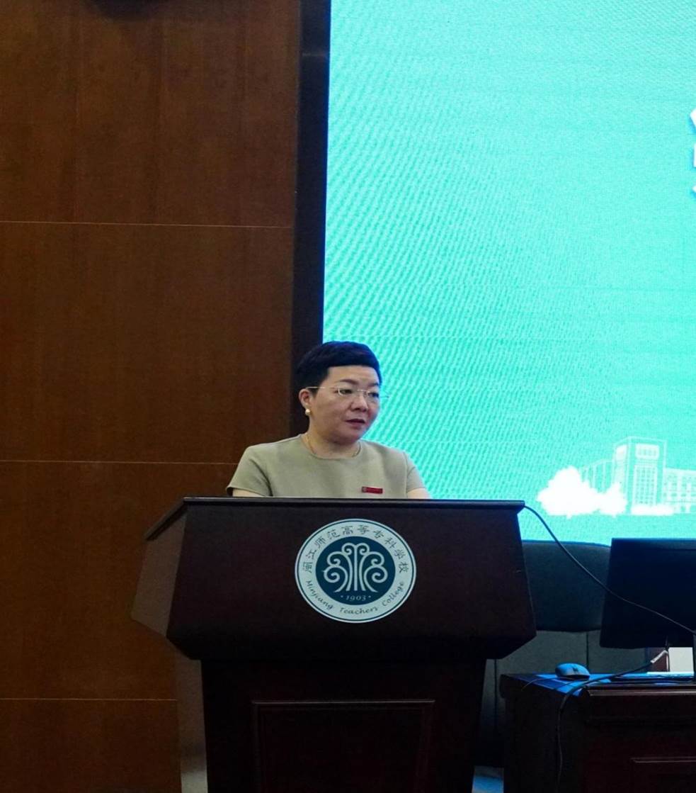 人站在电视前 AI 生成的内容可能不正确。