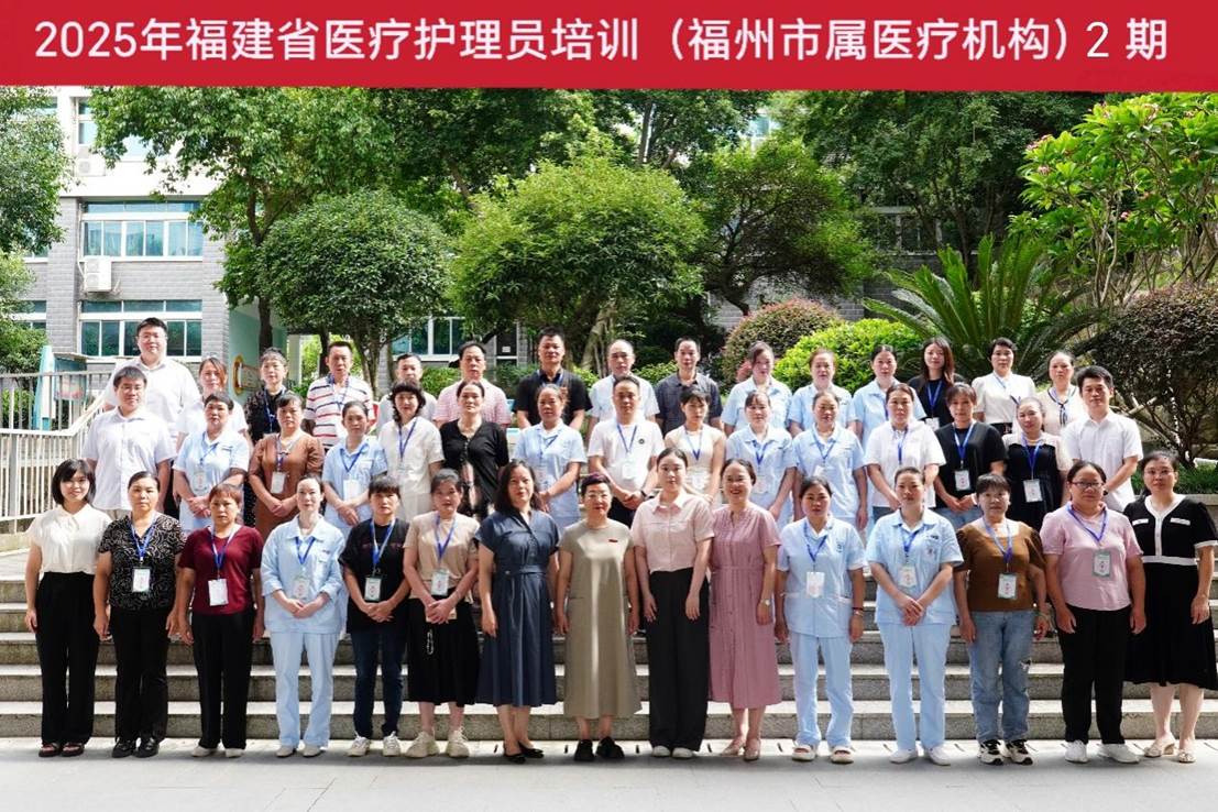 一群人站在一起 AI 生成的内容可能不正确。