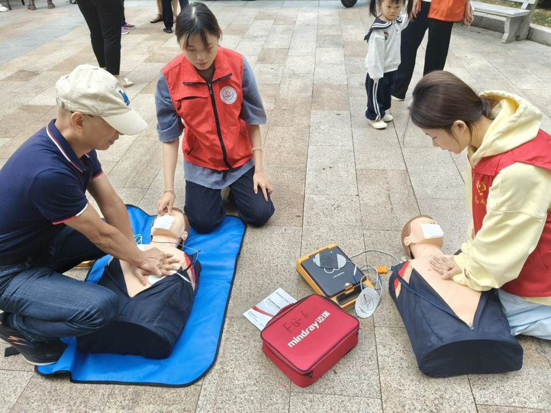 一群人在看手机 AI 生成的内容可能不正确。