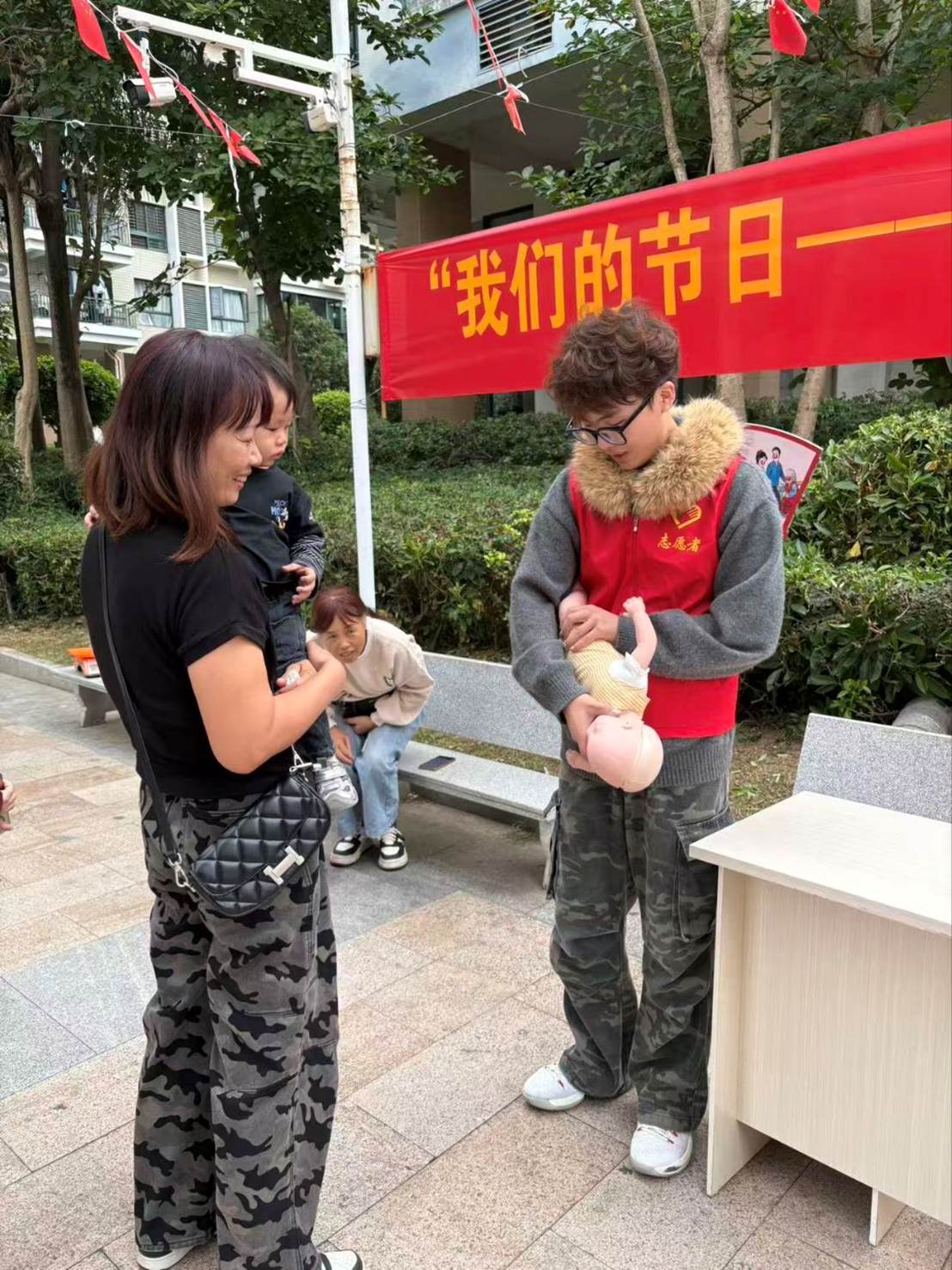 一群小孩在街道上 AI 生成的内容可能不正确。