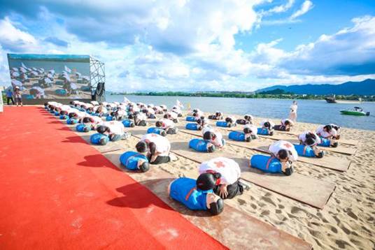 4闽江师专学医护学院学子闪耀福州市红十字水上应急救援救护综合演练-心肺复苏技能展示(判断呼吸)