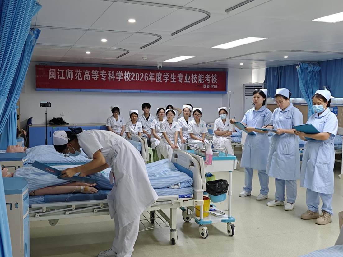 学生操作静脉输液