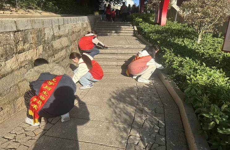 图片包含 户外, 建筑, 男人, 火 AI 生成的内容可能不正确。